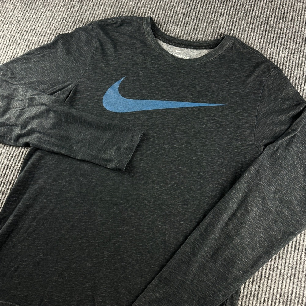 Nike Dri-FIT Mens Medium Long Sleeve Shirt Charcoal Heather Grey Blue Swoosh Tee